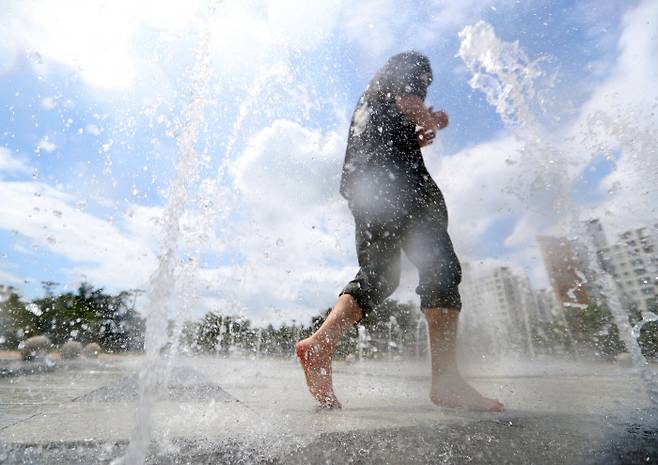 대구는 찜통 폭염경보가 내려진 30일 대구 동구 율하체육공원에서 뿜어져 나오는 바닥분수가 더위를 식혀주고 있다. 연합뉴스