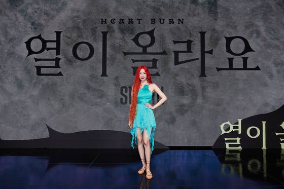 Sunmi poses during a showcase event for her new EP ″Heart Burn″ a few hours before its release on Wednesday. [ABYSS COMPANY]