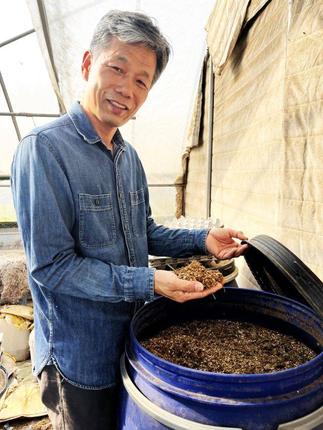 진교소 함께하는교회 목사가 최근 전북 익산 교회에 있는 비닐하우스에서 직접 개발한 친환경 사료에 대해 설명하고 있다.