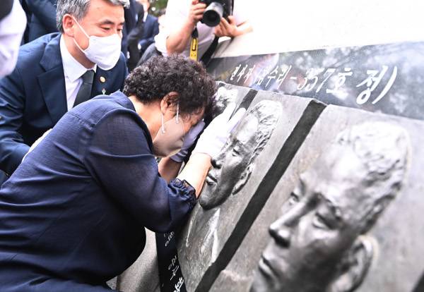제2연평해전에서 전사한 조천형 상사의 모친 임헌순 여사가 29일 경기도 평택 제2함대사령부의 제2연평해전 전승비에 새겨진 아들의 얼굴을 어루만지며 눈물을 흘리고 있다. 연합뉴스