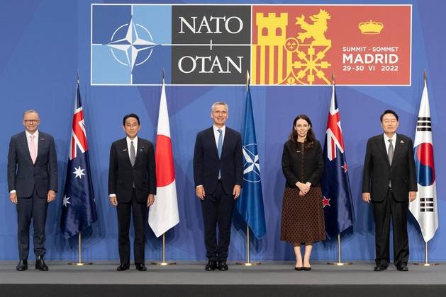 북대서양조약기구((NATO·나토) 정상회의 참석을 위해 스페인을 방문한 윤석열 대통령이 29일(현지시간) 마드리드 이페마 컨벤션센터에서 아시아 태평양 파트너 4개국 정상 ,옌스 스톨텐베르그 나토 사무총장(가운데)과 기념촬영을 하고 있다 . 윤석열 대통령은 기시다 후미오 일본 총리(왼쪽 두번째), 앤서니 앨버니지 호주 총리(왼쪽), 저신다 아던 뉴질랜드 총리(오른쪽 두번째)와 함께 북대서양조약기구 정상회의에 아시아 태평양 파트너 4개국 자격으로 초청됐다. 나토 공식 홈페이지