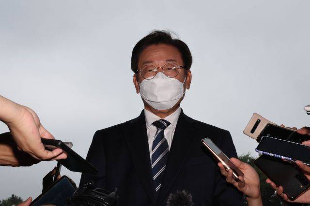 이재명 더불어민주당 의원이 지난 23일 충남 예산에서 열린 국회의원 워크숍에 참석하기 전 취재진의 질문에 답변하고 있다. 연합뉴스
