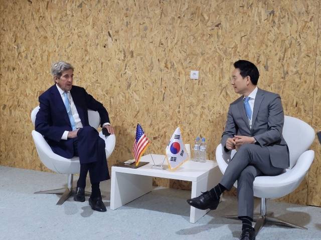 존 케리 미국 기후특사와 회동을 하고 있는 장성민 대통령실 정책조정기획관. 외교부 제공