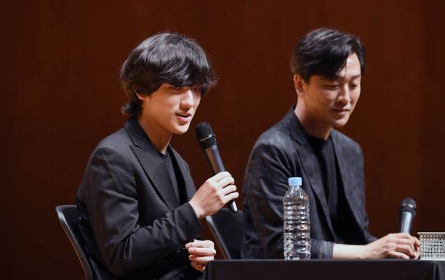 피아니스트 임윤찬(왼쪽)이 30일 서울 서초구 한국예술종합학교 이강숙홀에서 열린 제16회 반 클라이번 국제 피아노 콩쿠르 우승 기념 기자간담회에서 스승인 피아니스트 손민수 한예종 교수와 함께 취재진의 질문에 답하고 있다.   권현구 기자