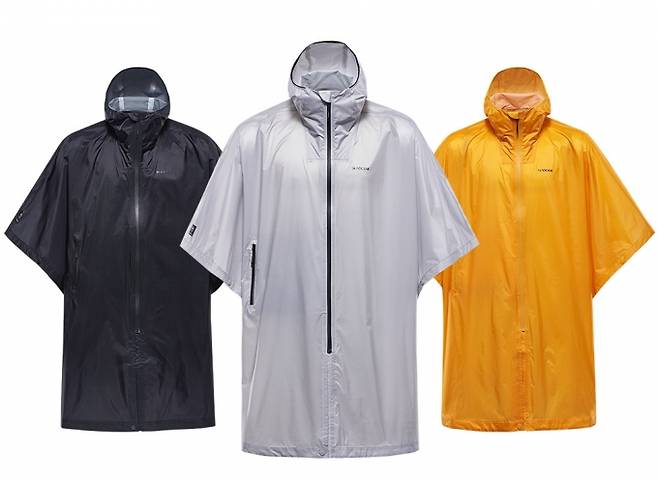 /사진=블랙야크 레인 케이프 자켓