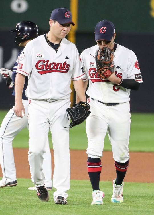 30일 사직 두산-롯데전. 롯데 선발 이인복(왼쪽)이 6회 초 2사 2, 3루 실점 위기에서 두산 박계범의 안타성 타구를 몸을 날려 잡은 전준우에게 고마움을 표하고 있다. [연합뉴스 제공]