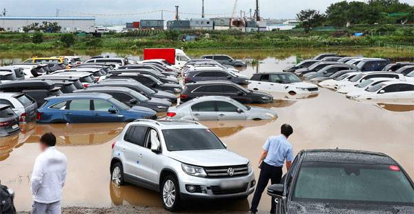 사람 대신 물로 가득 찬 차들 30일 밤사이 많은 비로 호우경보가 내려진 경기도 수원시의 중고차 단지 주차장에 물이 들어차 많은 차들이 침수됐다. [사진 = 연합뉴스]
