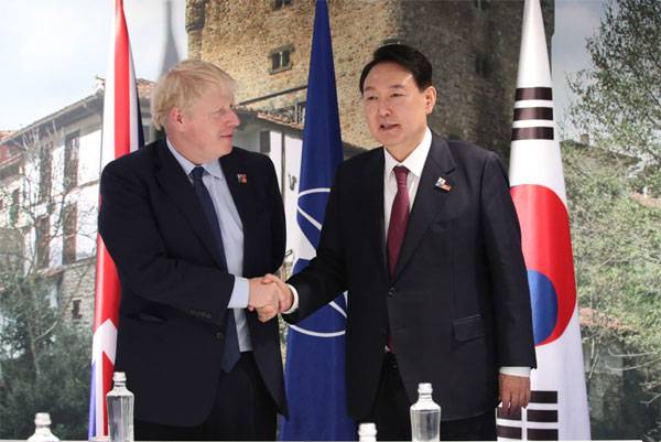 윤석열 대통령이 북대서양조약기구(NATO·나토) 정상회의 참석차 스페인을 방문 중인 가운데 30일 오후(현지시간) 보리스 존슨 영국 총리와 정상회담을 하기에 앞서 악수를 나누고 있다. [마드리드 = 이승환 기자]