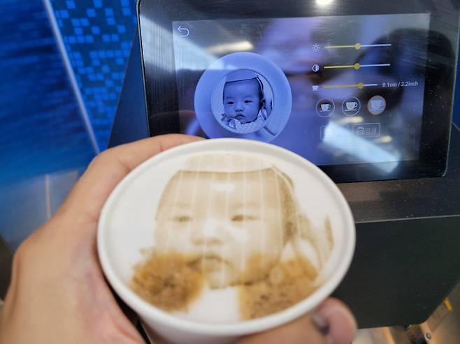 GS25 DX LAB(Digital Experience LAB) 내에 있는 '카페25'에서 '아트라떼'를 체험할 수 있다. QR코드로 시스템에 접속해 사진을 업로드하면 사진과 동일한 형태의 라떼를 받을 수 있다.