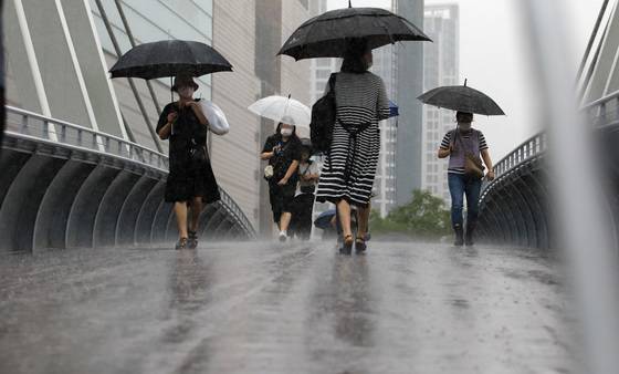 (서울=뉴스1) 구윤성 기자 = 서울 등 수도권 지역에 호우경보가 내려진 30일 오전 서울 서초구 반포동 일대에서 우산을 쓴 시민들이 발걸음을 옮기고 있다. 2022.6.30/뉴스1