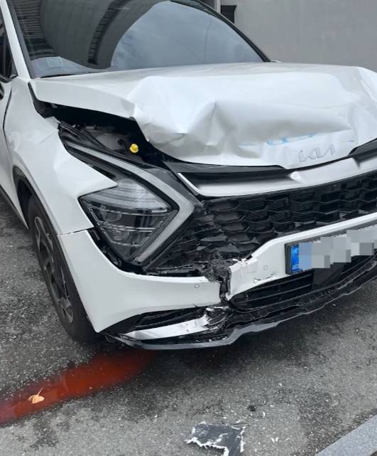 지난 28일 오전 11시쯤 부산 한 버스 차고지 인근에서 사이드 브레이크가 풀린 시내버스가 주차된 SUV 차량을 들이받았다./사진=한문철TV