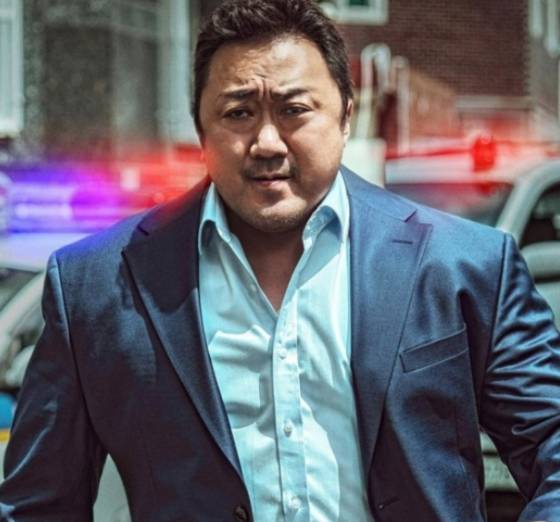 늘 당연하게 들어왔던 한국 영화의 소리가 사라졌을 때, 그밖엔 이해를 도와줄 그 무엇도 없었을 때, 주인공 마석도 형사(마동석 분)와 비슷한 굳은 표정을 106분 동안 지을 수밖에 없었다. 영화가 끝날 때까지 그랬다./사진=범죄도시2 포스터