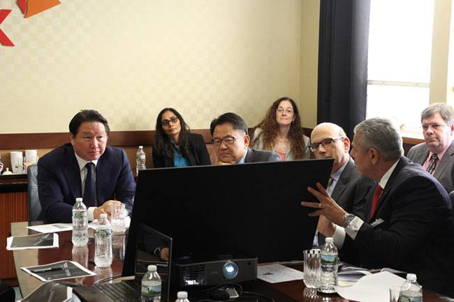 최태원(왼쪽 첫 번째) SK그룹 회장이 지난 2017년 SK바이오팜 미국법인 SK라이프사이언스를 방문해 관계자들과 회의를 하고 있다.  SK그룹 제공