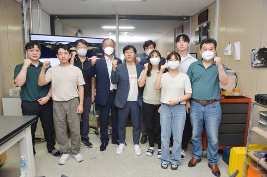 조선대 큐브위성 신호수신 성공 : 조선대학교 지상수신국에서 조선대 연구팀과 대학 구성원이 신호 수신에 성공 한 뒤 기념 촬영을 하고 있다. 조선대 제공