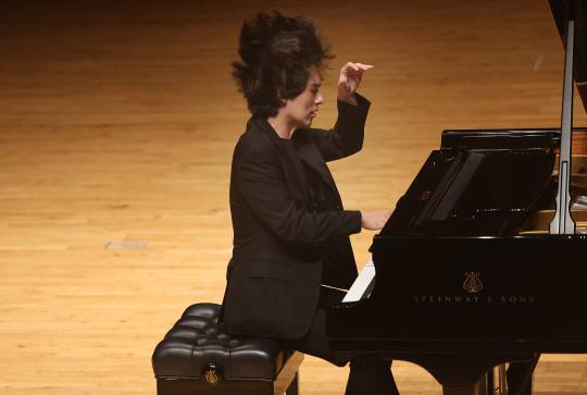 미국 반 클라이번 콩쿠르에서 18살의 나이로 최연소 우승 기록을 세운 피아니스트 임윤찬이 30일 한국예술종합학교 서초캠퍼스에서 기자간담회를 열고 시범연주를 선보이고 있다. 연합뉴스