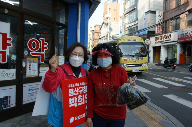선거운동 기간 구민들과 만난 박희영 신임 용산구청장