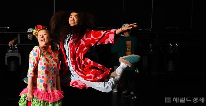 현대무용가 안은미(왼쪽)의 이름 옆엔 파격, 도발, 실험과 같은 말들이 따라 다닌다. 그의 춤과 무대를 설명하기엔 ‘언어의 역량’이 부족하다. 낯선 현대무용을 친근하게 가져오고, 그 안에서 신선한 재미를 던져놓는다. 그의 유산은 안은미의 뒤를 잇는 살아있는 불꽃’으로 불리는 김혜경으로 이어진다. 임세준 기자 임세준 기자