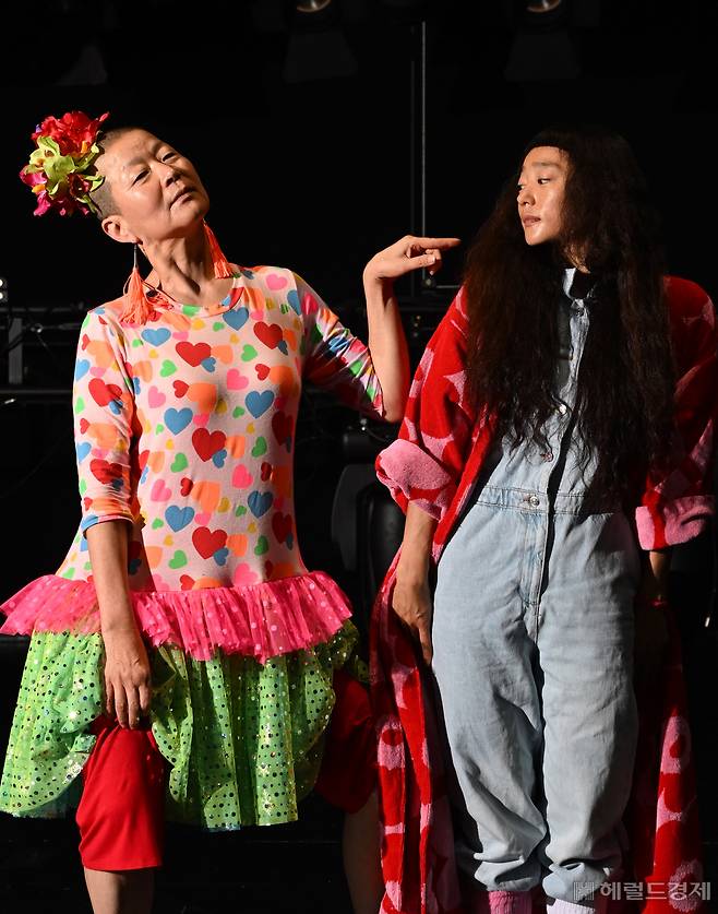 현대무용가 안은미와 김혜경의 인연은 20년 전이다. 학생 시절 처음 만난 것이 계기가 돼 안은미컴퍼니의 무용수이자 안무가로 활동 중인 김혜경은 “안은미 컴퍼니에서의 작업은 끊임없는 자기 탐구과 자기개발의 시간”이라고 말한다. 임세준 기자