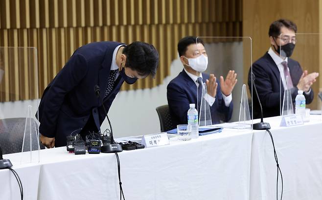 이복현 금융감독원장이 30일 오전 서울 종로구 생명보험교육문화센터에서 열린 보험회사 CEO 간담회에서 인사하고 있다. 연합뉴스