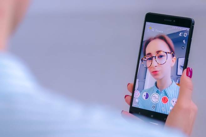 스냅챗 AR필터를 사용하는 모습. [123RF]