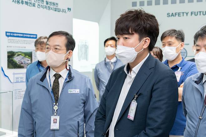 국민의힘 이준석 대표가 30일 경북 경주 월성원전의 사용후핵연료 임시저장시설(맥스터)을 방문, 설명을 듣고 있다. [연합]