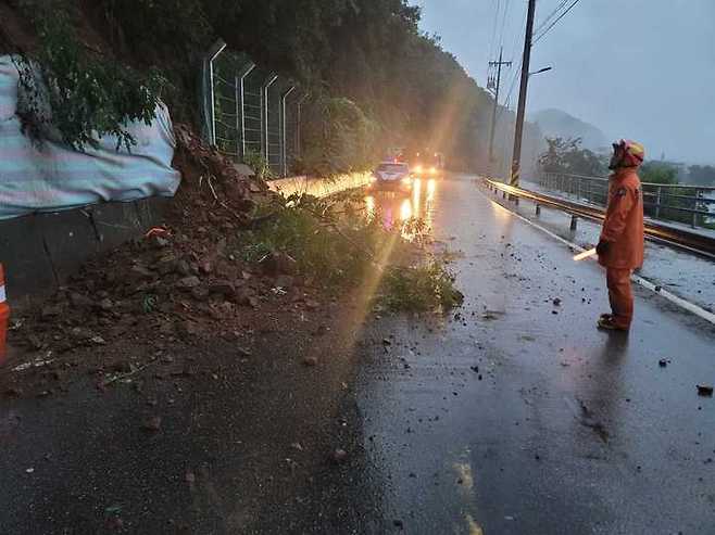 [춘천=뉴시스] 김경목 기자 = 30일 오전 소방관들이 강원 춘천시 서면 현암리 지방도에 토사가 쏟아져 안전 여부를 점검하고 있다. 호우주의보가 내려진 춘천에서 시간당 30㎜ 이상의 장대비가 쏟아져 작은 산사태가 발생한 것으로 보인다. (사진=강원도소방본부 제공) 2022.06.30. photo@newsis.com *재판매 및 DB 금지