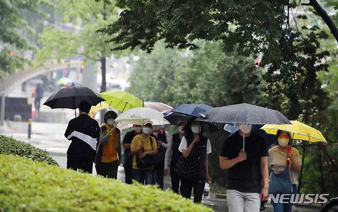 [서울=뉴시스] 김진아 기자 = 전국에서 장마가 본격적으로 시작된 23일 서울 중구 시내에서 시민들이 우산을 쓰고 걸어가고 있다. 2022.06.23. bluesoda@newsis.com