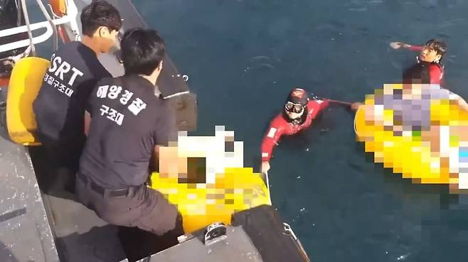 [제주=뉴시스] 오영재 기자 = 26일 오후 제주시 협재해수욕장에서 튜브를 타고 표류 중인 40대 남성 3명이 해경에 의해 구조되고 있다. (사진=제주해양경찰서 제공) 2022.06.27. photo.com *재판매 및 DB 금지