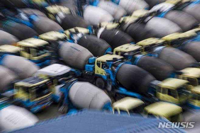 [안양=뉴시스] 정병혁 기자 = 레미콘운송노동조합이 현재 회당 5만6000원인 운송료를 회당 7만1000원으로 약 27%(1만5000원) 인상과 차량 운행에 필요한 요소수 비용 전체를 제조사가 부담해 줄 것을 요구하며 협상을 하고 있는 30일 오후 경기 안양시에 위치한 한 레미콘 공장에 차량들이 주차되어 있다. 노조는 운송거부와 관련한 찬반 투표에서 조합원 82.7%가 찬성해 협상이 결렬되면 오는 7월 1일부터 총파업에 들어갈 예정이다. 2022.06.30. jhope@newsis.com