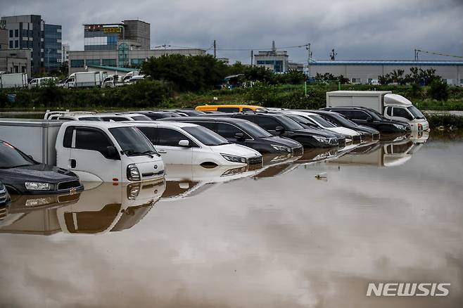 [수원=뉴시스] 정병혁 기자 = 서울을 비롯한 수도권에 많은 비가 내린 30일 오후 경기 수원시 권선구 한 중고차 매매단지의  차량들이 물에 잠겨 있다. 2022.06.30. jhope@newsis.com