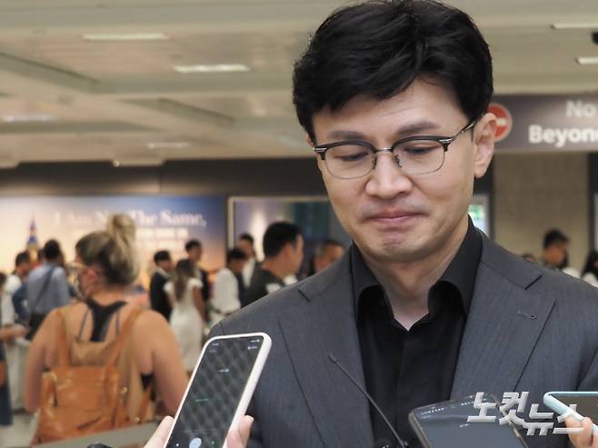 한동훈 법무장관이 미국 워싱턴DC 덜레스 공항에서 취재진의 질문을 듣고 있다. 공동취재단