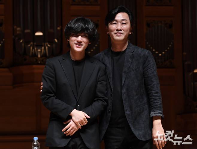 제16회 반 클라이번 콩쿠르에서 우승을 차지한 피아니스트 임윤찬(왼쪽)이 30일 오후 서울 서초구 한국예술종합학교 서초캠퍼스 이강숙홀에서 기자간담회 전 스승인 손민수 교수와 포즈를 취하고 있다. 황진환 기자