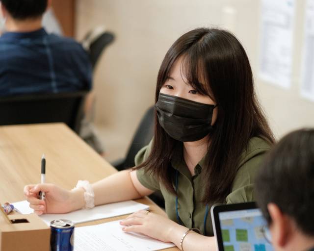 ▲팀 회의를 진행하는 노회찬 정치학교 수강생 ⓒ노회찬재단 제공