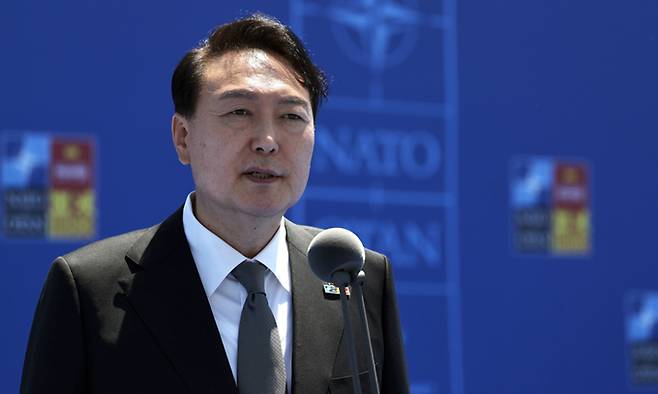 윤석열 대통령이 29일(현지시간) 나토(NATO·북대서양조약기구) 동맹국·파트너국 정상회의가 열리는 스페인 마드리드 이페마(IFEMA)에 도착, 취재진 질의에 답하고 있다. 대통령실사진기자단