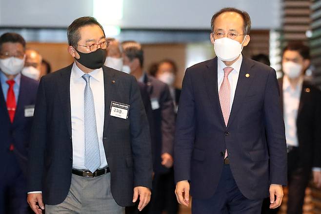 추경호(오른쪽) 경제부총리 겸 기획재정부 장관과 구자열 한국무역협회 회장이 30일 오전 서울 강남구 인터컨티넨탈 호텔에서 열린 한국무역협회 최고경영자 조찬회에 참석하기 위해 이동하고 있다.&nbsp; &nbsp; 뉴시스