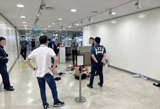 30일 오전 8시32분쯤 경북 포항시청 1층에서 한 60대 남성이 소주병을 던지는 등 난동을 부리다 경찰에 붙잡혔다.뉴시스 제공