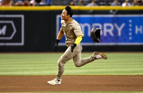 김하성이 30일(한국시간) 미국 애리조나주 피닉스 체이스필드에서 열린 2022 미국프로야구 메이저리그(MLB) 애리조나 다이아몬드백스와 방문 경기에 투수의 1루 견제 실책 때 질주하는 과정에서 헬멧이 벗겨지고 있다.애리조나 AFP 연합뉴스