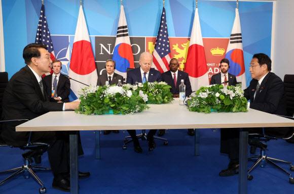 발언하는 윤석열 대통령 - 윤석열 대통령이 29일 스페인 마드리드 이페마(IFEMA) 컨벤션센터에서 한미일 정상회담을 하고 있다. 왼쪽부터 윤 대통령, 조 바이든 미국 대통령, 기시다 후미오 일본 총리.   2022.6.29 연합뉴스