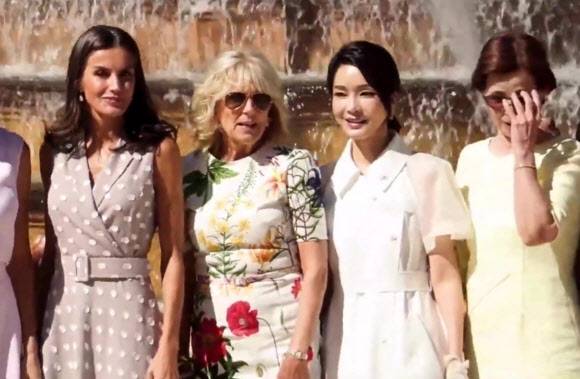 윤석열 대통령 부인 김건희 여사가 29일(현지시간) 나토 정상회의 배우자 프로그램 일환으로 산 일데폰소 궁전을 방문해 기념촬영을 하고 있다. 스페인 왕실 공식 유튜브 캡처 2022.06.29