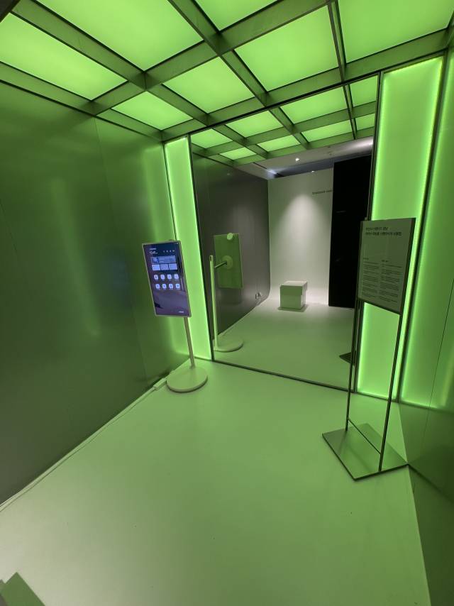 무신사 스탠다드 2호점에 마련된 라이브 피팅룸. 고객이 색조명을 직접 조정할 수 있고, LG스탠바이미로 숏폼을 제작할 수 있다.