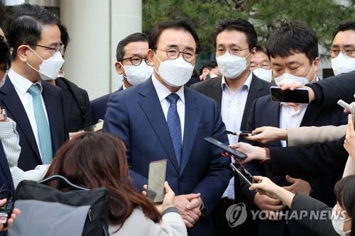 신한은행 채용비리 혐의를 받는 조용병 신한금융지주 회장이 지난해 11월 22일 오후 서울 서초구 서울고등법원에서 열린 항소심 선고 공판을 마친 뒤 나오고 있다. 연합뉴스