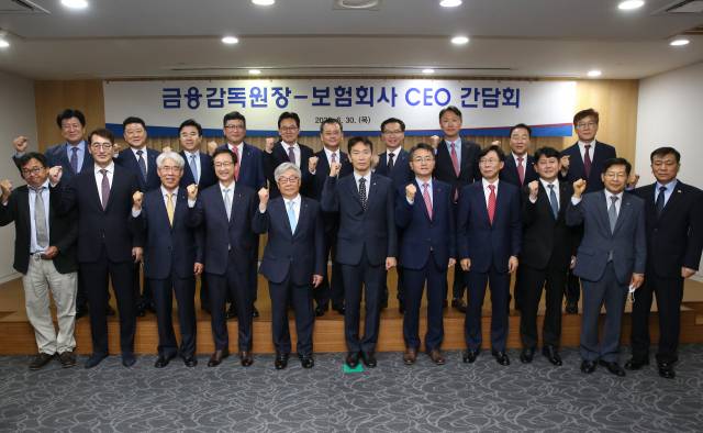 이복현(앞줄 왼쪽 여섯 번째) 금융감독원장이 30일 서울 광화문 생명보험교육문화센터에서 열린 보험사 최고경영자(CEO) 간담회에 참석하고 있다. 사진 제공=금감원