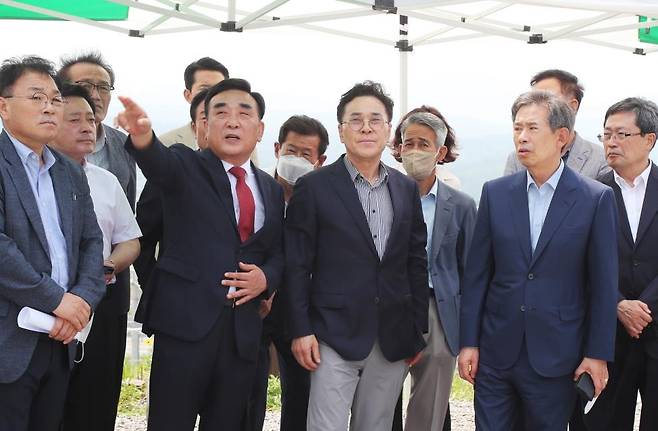 지난 20일 김두겸 울산시장 당선인이 북구 창평지구 일원 개발제한구역을 둘러보고 있다. [울산시 제공. 재판매 및 DB 금지]