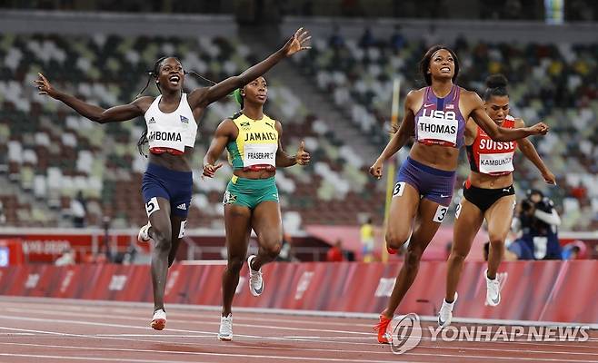 도쿄올림픽 여자 200ｍ 2위에 오른 음보마(왼쪽) [EPA=연합뉴스 자료사진]