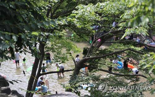 계곡서 물놀이  [연합뉴스 자료사진]
