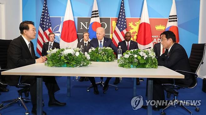 대화하는 한미일 정상 (마드리드=연합뉴스) 서명곤 기자 = 윤석열 대통령이 29일 스페인 마드리드 이페마(IFEMA) 컨벤션센터에서 열린 한미일 정상회담에서 조 바이든 미국 대통령, 기시다 후미오 일본 총리와 대화하고 있다.  2022.6.29 seephoto@yna.co.kr