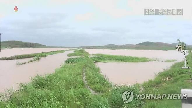 폭우로 물에 잠긴 북한 농경지 (서울=연합뉴스) 장마가 시작된 북한에 연일 폭우와 집중호우가 쏟아지고 있다. 28일 조선중앙TV는 어젯밤부터 오늘 새벽까지 평양시를 비롯한 북한 각지에서 폭우를 동반한 많은 비가 내렸다고 보도했다. 사진은 폭우로 물에 잠긴 평원군의 농경지 모습.[조선중앙TV 화면] 2022.6.28 
    [국내에서만 사용가능. 재배포 금지. For Use Only in the Republic of Korea. No Redistribution] nkphoto@yna.co.kr