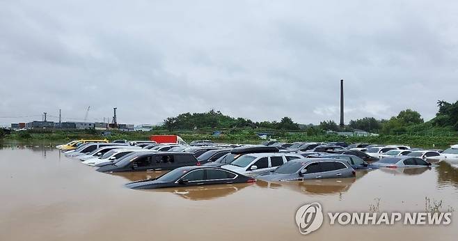 폭우에 수원 중고차단지 침수 (수원=연합뉴스) 30일 오전 경기 남부 지역에 시간당 최대 50㎜ 넘는 폭우가 쏟아지면서 도로 침수와 가로수 전도 등의 피해가 잇따랐다. 사진은 침수 피해 입은 수원 중고차단지 모습. 2022.6.30 [독자 제공. 재판매 및 DB 금지] photo@yna.co.kr