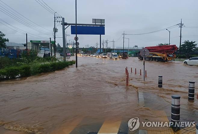 경기 남부 시간당 50㎜ 폭우…도로 침수 피해 신고 잇따라 (수원=연합뉴스) 30일 오전 경기 남부 지역에 시간당 최대 50㎜ 넘는 폭우가 쏟아지면서 도로 침수와 가로수 전도 등의 피해가 잇따랐다. 사진은 물에 잠긴 시흥 안현교차로. 2022.6.30 [경기소방재난본부 제공. 재판매 및 DB 금지] photo@yna.co.kr