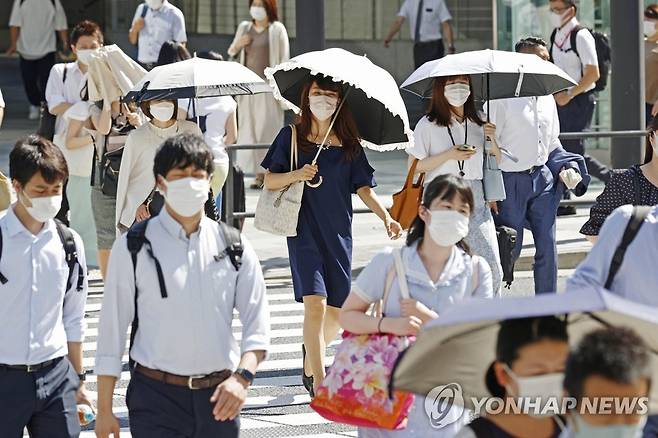 때 이른 더위에 전력주의보 첫 발령한 일본 (도쿄 AP/교도=연합뉴스) 일본 도쿄 시민들이 27일 폭염 속에 교차로를 건너고 있다. 일본 정부는 때 이른 더위가 찾아오면서 전력 부족이 심각해지자 26일 '전력수급 주의보'를 발령했다. 일본 정부가 전력수급 주의보를 발령한 것은 이번이 처음이다. 2022.6.27 jsmoon@yna.co.kr